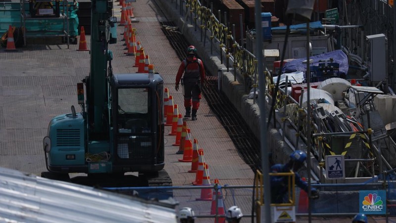 Pekerja melakukan aktivitas di proyek pembangunan MRT Jakarta fase 2 di kawasan Glodok, Jakarta, Senin (15/5/2023). (CNBC Indonesia/Tri Susilo)