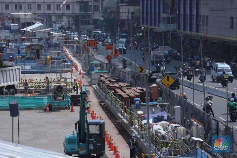 Pekerja melakukan aktivitas di proyek pembangunan MRT Jakarta fase 2 di kawasan Glodok, Jakarta, Senin (15/5/2023). Pekerja melakukan aktivitas di proyek pembangunan MRT Jakarta fase 2 di kawasan Glodok, Jakarta, Senin (15/5/2023). (CNBC Indonesia/Tri Susilo)