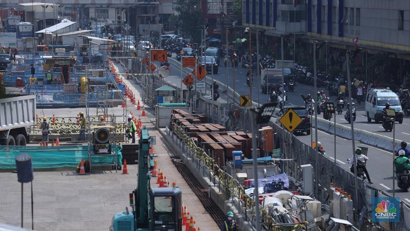 Pekerja melakukan aktivitas di proyek pembangunan MRT Jakarta fase 2 di kawasan Glodok, Jakarta, Senin (15/5/2023). (CNBC Indonesia/Tri Susilo)