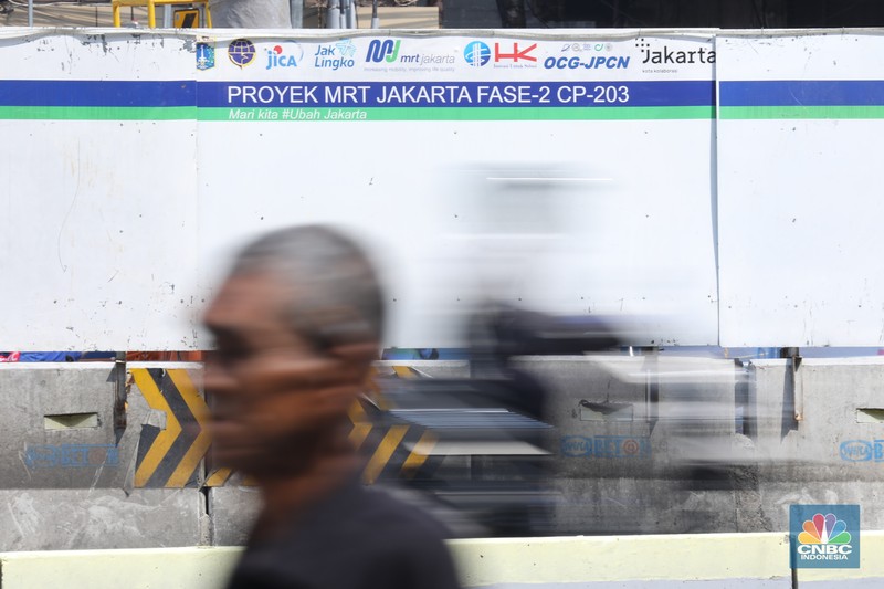 Pekerja melakukan aktivitas di proyek pembangunan MRT Jakarta fase 2 di kawasan Glodok, Jakarta, Senin (15/5/2023). (CNBC Indonesia/Tri Susilo)