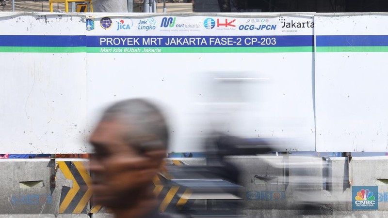 Pekerja melakukan aktivitas di proyek pembangunan MRT Jakarta fase 2 di kawasan Glodok, Jakarta, Senin (15/5/2023). (CNBC Indonesia/Tri Susilo)