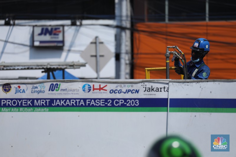 Pekerja melakukan aktivitas di proyek pembangunan MRT Jakarta fase 2 di kawasan Glodok, Jakarta, Senin (15/5/2023). Pekerja melakukan aktivitas di proyek pembangunan MRT Jakarta fase 2 di kawasan Glodok, Jakarta, Senin (15/5/2023). (CNBC Indonesia/Tri Susilo)