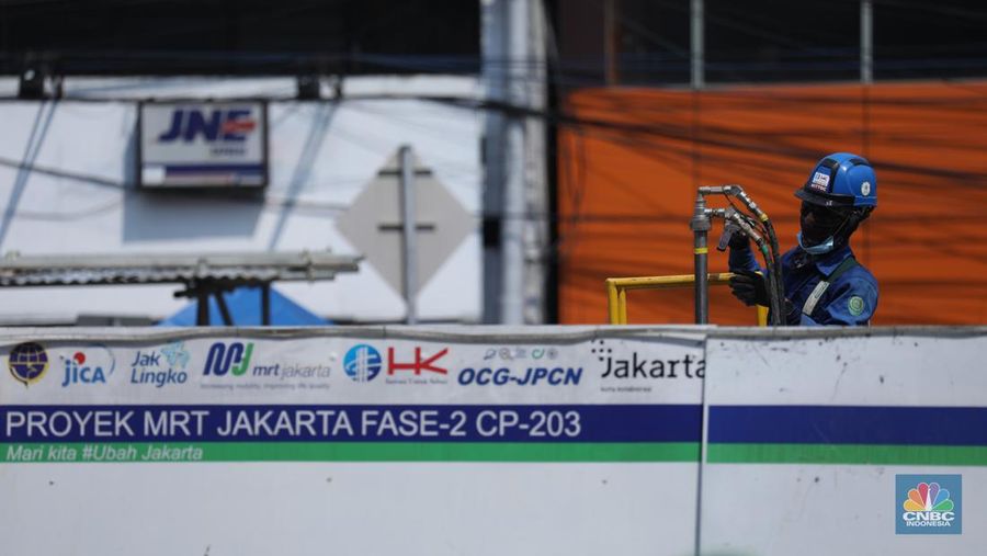 Pekerja melakukan aktivitas di proyek pembangunan MRT Jakarta fase 2 di kawasan Glodok, Jakarta, Senin (15/5/2023). (CNBC Indonesia/Tri Susilo)