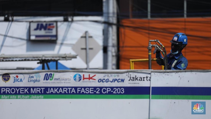 Pekerja melakukan aktivitas di proyek pembangunan MRT Jakarta fase 2 di kawasan Glodok, Jakarta, Senin (15/5/2023). (CNBC Indonesia/Tri Susilo)