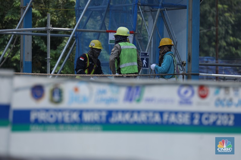 Pekerja melakukan aktivitas di proyek pembangunan MRT Jakarta fase 2 di kawasan Glodok, Jakarta, Senin (15/5/2023). (CNBC Indonesia/Tri Susilo)