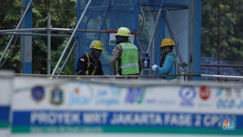 Pekerja melakukan aktivitas di proyek pembangunan MRT Jakarta fase 2 di kawasan Glodok, Jakarta, Senin (15/5/2023). (CNBC Indonesia/Tri Susilo)
