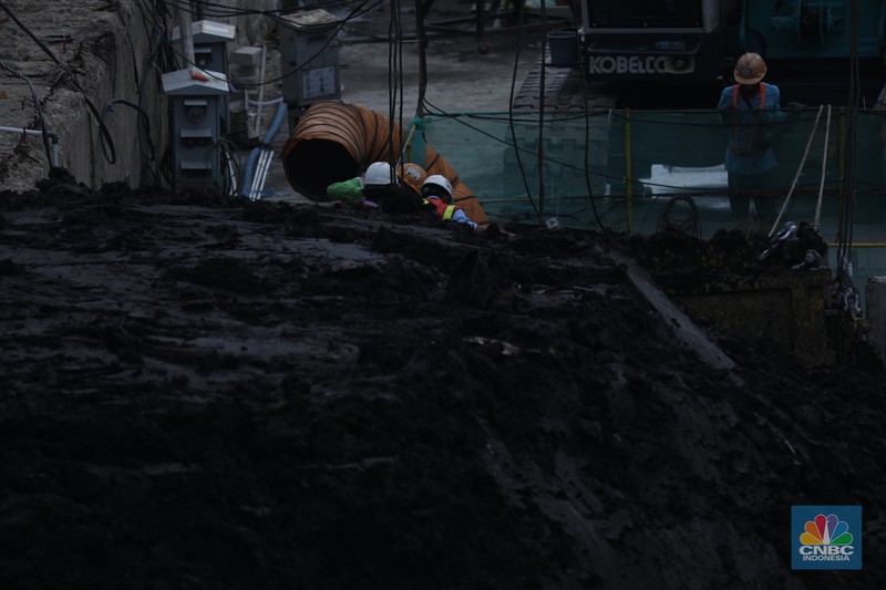 Pekerja melakukan aktivitas di proyek pembangunan MRT Jakarta fase 2 di kawasan Glodok, Jakarta, Senin (15/5/2023). (CNBC Indonesia/Tri Susilo)