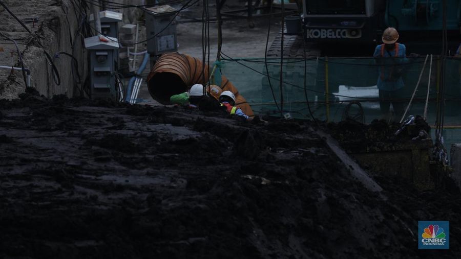 Pekerja melakukan aktivitas di proyek pembangunan MRT Jakarta fase 2 di kawasan Glodok, Jakarta, Senin (15/5/2023). (CNBC Indonesia/Tri Susilo)