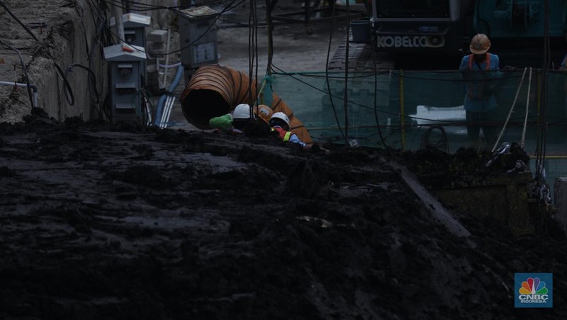 Pekerja melakukan aktivitas di proyek pembangunan MRT Jakarta fase 2 di kawasan Glodok, Jakarta, Senin (15/5/2023). (CNBC Indonesia/Tri Susilo)