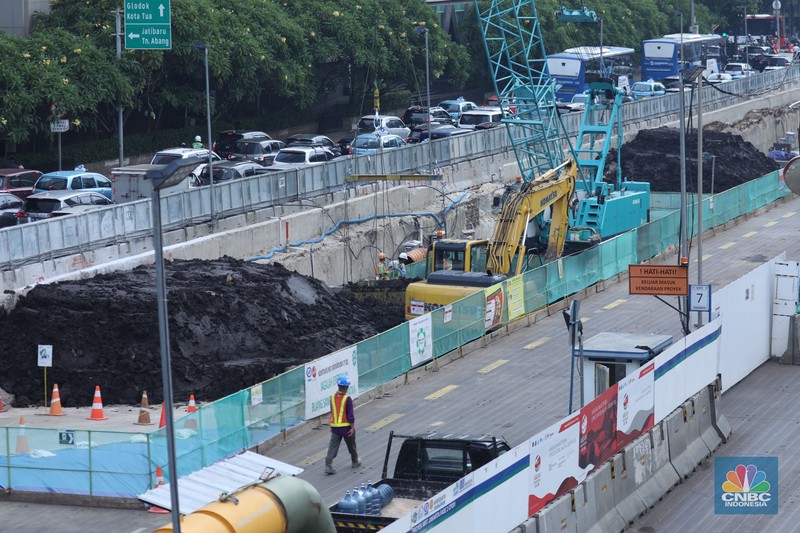 Pekerja melakukan aktivitas di proyek pembangunan MRT Jakarta fase 2 di kawasan Glodok, Jakarta, Senin (15/5/2023). (CNBC Indonesia/Tri Susilo)