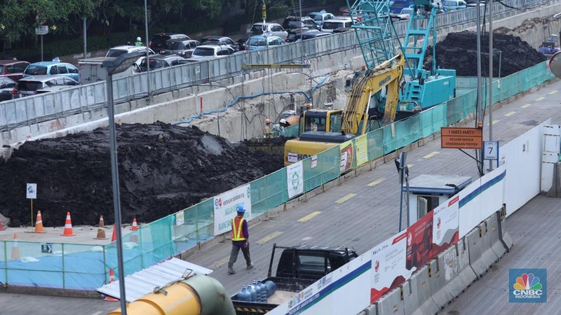 Pekerja melakukan aktivitas di proyek pembangunan MRT Jakarta fase 2 di kawasan Glodok, Jakarta, Senin (15/5/2023). (CNBC Indonesia/Tri Susilo)