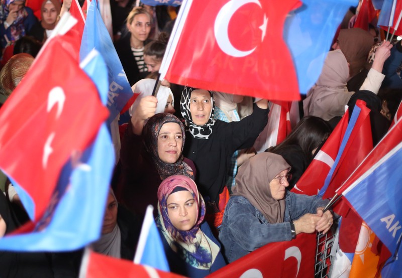 Pendukung Presiden Recep Tayyip Erdogan dan Partai AK (AK Party) menyaksikan hasil pemilu di layar lebar di depan markas AKP pada 14 Mei 2023 di Istanbul Turki. Pendukung Presiden Recep Tayyip Erdogan dan Partai AK (AK Party) menyaksikan hasil pemilu di layar lebar di depan markas AKP pada 14 Mei 2023 di Istanbul Turki. (Mehmet Kacmaz/Getty Images)