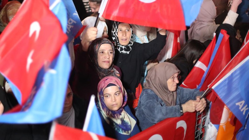 Pendukung Presiden Recep Tayyip Erdogan dan Partai AK (AK Party) menyaksikan hasil pemilu di layar lebar di depan markas AKP pada 14 Mei 2023 di Istanbul Turki. (Mehmet Kacmaz/Getty Images)