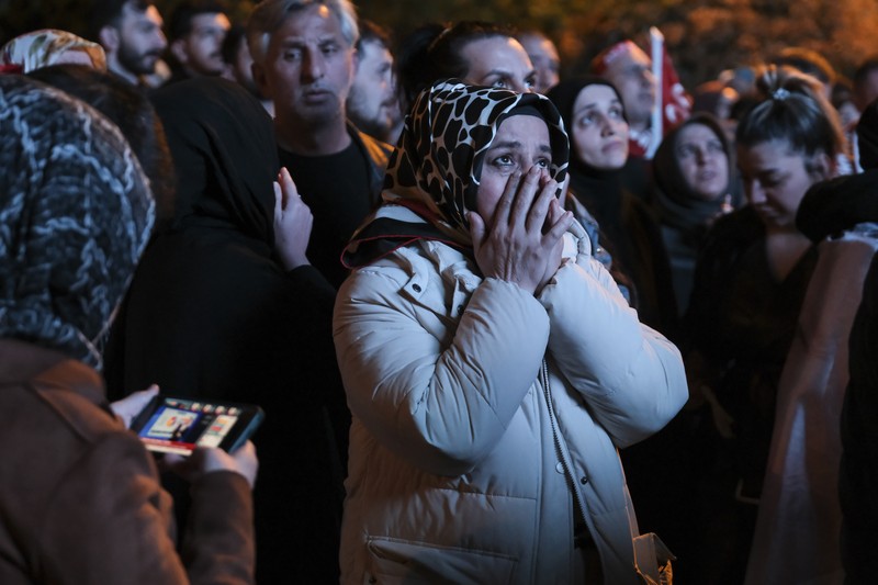 Pendukung Presiden Recep Tayyip Erdogan dan Partai AK (AK Party) menyaksikan hasil pemilu di layar lebar di depan markas AKP pada 14 Mei 2023 di Istanbul Turki. (Mehmet Kacmaz/Getty Images)