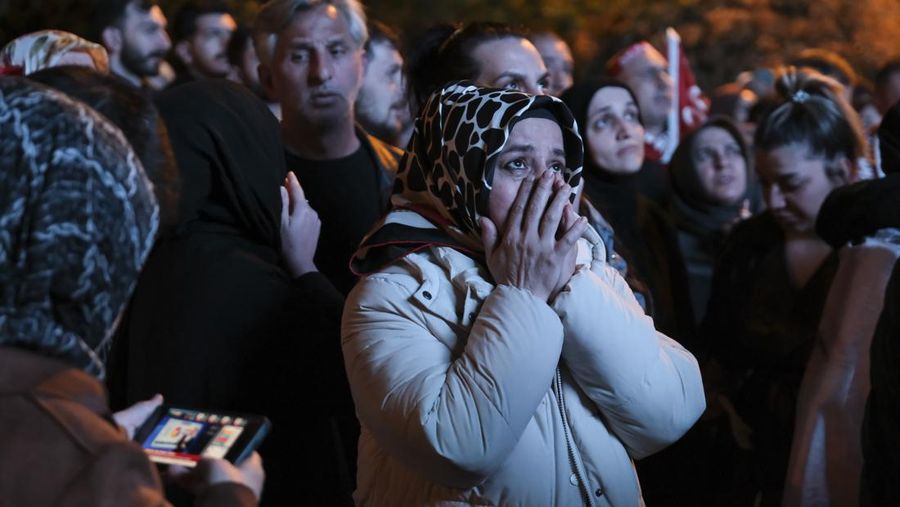 Pendukung Presiden Recep Tayyip Erdogan dan Partai AK (AK Party) menyaksikan hasil pemilu di layar lebar di depan markas AKP pada 14 Mei 2023 di Istanbul Turki. (Mehmet Kacmaz/Getty Images)