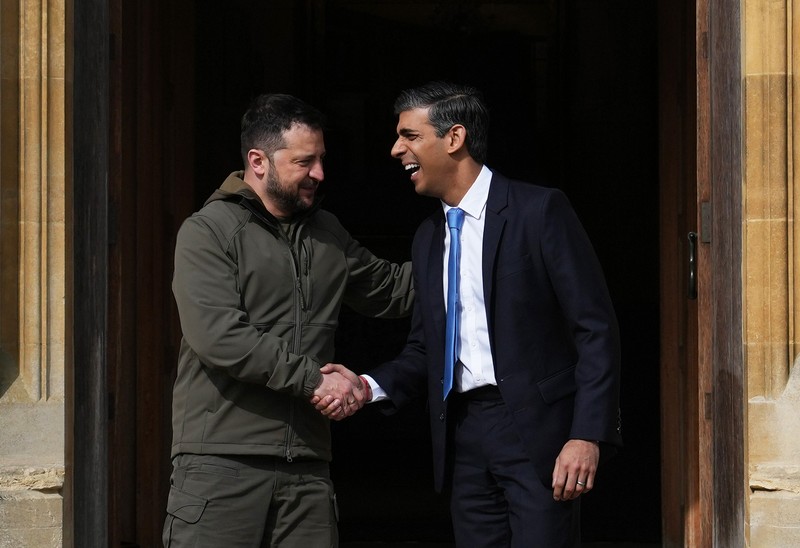 Presiden Emmanuel Macron di Istana Elysee menyambut Presiden Ukraina Volodymyr Zelensky, di Paris, 14 Mei 2023. Presiden Emmanuel Macron di Istana Elysee menyambut Presiden Ukraina Volodymyr Zelensky, di Paris, 14 Mei 2023. (Andrea Savorani Neri/NurPhoto via Getty Images)