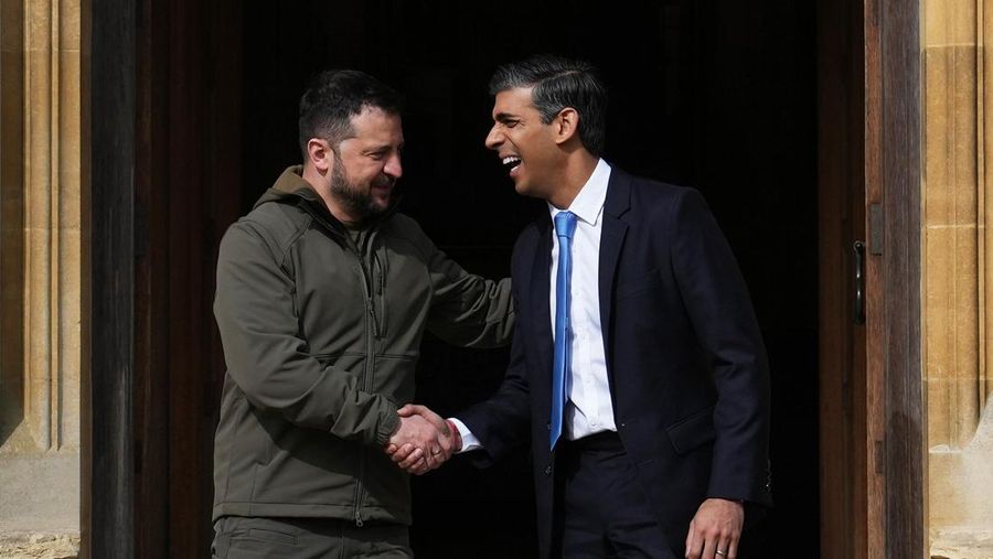 Perdana Menteri Inggris, Rishi Sunak (kanan), berjabat tangan dengan Presiden Ukraina, Volodymyr Zelenskyy, saat dia menyambut kedatangannya di Checkers pada 15 Mei 2023 di Aylesbury, Inggris. Dalam beberapa hari terakhir, Zelensky telah melakukan perjalanan untuk bertemu dengan para pemimpin Barat mencari dukungan untuk Ukraina dalam perang melawan Rusia. Perdana Menteri Inggris, Rishi Sunak, akan menegaskan kembali pentingnya memberikan paket dukungan penuh dan akan mengkonfirmasi pasokan rudal dan drone pertahanan udara untuk membantu pertahanan Ukraina hari ini. (Carl Court/Getty Images)