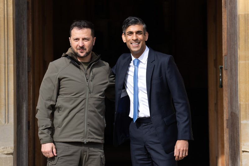 Presiden Emmanuel Macron di Istana Elysee menyambut Presiden Ukraina Volodymyr Zelensky, di Paris, 14 Mei 2023. (Andrea Savorani Neri/NurPhoto via Getty Images)