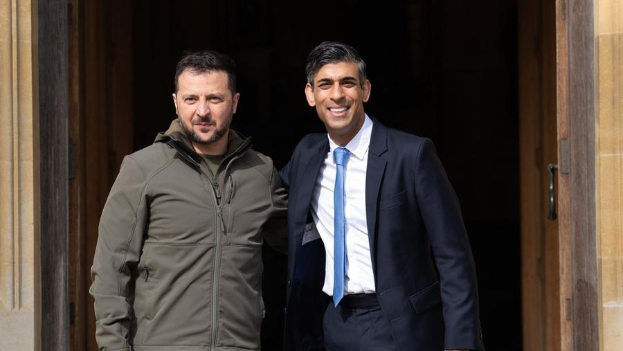 Perdana Menteri Inggris, Rishi Sunak (kanan), menyapa Presiden Ukraina, Volodymyr Zelenskyy, saat tiba di Checkers pada 15 Mei 2023 di Aylesbury, Inggris. Dalam beberapa hari terakhir, Zelensky telah melakukan perjalanan untuk bertemu dengan para pemimpin Barat mencari dukungan untuk Ukraina dalam perang melawan Rusia. Perdana Menteri Inggris, Rishi Sunak, akan menegaskan kembali pentingnya memberikan paket dukungan penuh dan akan mengkonfirmasi pasokan rudal dan drone pertahanan udara untuk membantu pertahanan Ukraina hari ini. (Carl Court/Getty Images)
