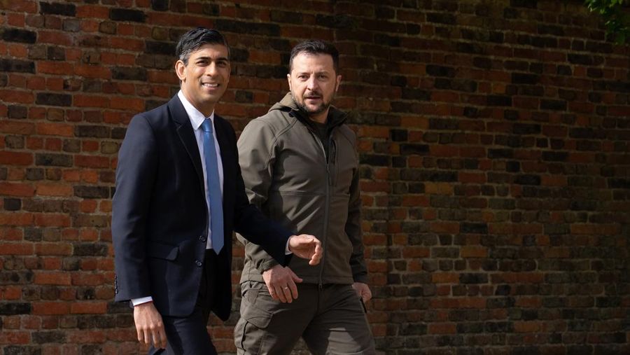 Perdana Menteri Inggris, Rishi Sunak (kiri), berjalan bersama Presiden Ukraina, Volodymyr Zelenskyy, setelah menyambut kedatangannya di Checkers pada 15 Mei 2023 di Aylesbury, Inggris. Dalam beberapa hari terakhir, Zelensky telah melakukan perjalanan untuk bertemu dengan para pemimpin Barat mencari dukungan untuk Ukraina dalam perang melawan Rusia. Perdana Menteri Inggris, Rishi Sunak, akan menegaskan kembali pentingnya memberikan paket dukungan penuh dan akan mengkonfirmasi pasokan rudal dan drone pertahanan udara untuk membantu pertahanan Ukraina hari ini. (Carl Court/Getty Images)