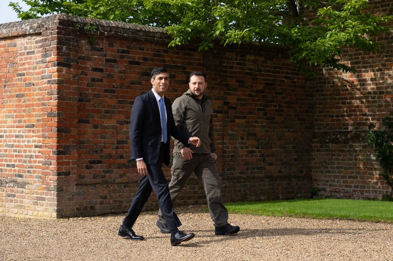 Presiden Emmanuel Macron di Istana Elysee menyambut Presiden Ukraina Volodymyr Zelensky, di Paris, 14 Mei 2023. Presiden Emmanuel Macron di Istana Elysee menyambut Presiden Ukraina Volodymyr Zelensky, di Paris, 14 Mei 2023. (Andrea Savorani Neri/NurPhoto via Getty Images)