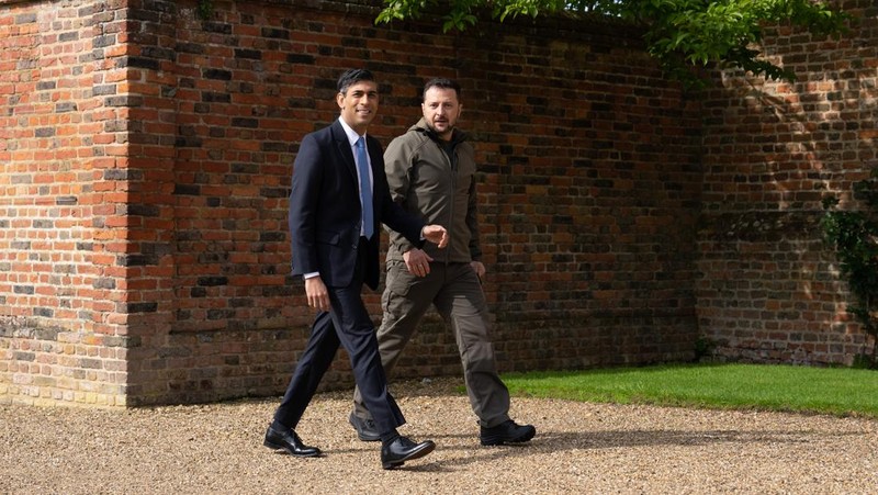 Presiden Emmanuel Macron di Istana Elysee menyambut Presiden Ukraina Volodymyr Zelensky, di Paris, 14 Mei 2023. (Andrea Savorani Neri/NurPhoto via Getty Images)