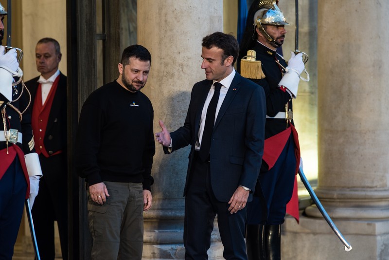 Presiden Emmanuel Macron di Istana Elysee menyambut Presiden Ukraina Volodymyr Zelensky, di Paris, 14 Mei 2023. (Andrea Savorani Neri/NurPhoto via Getty Images)