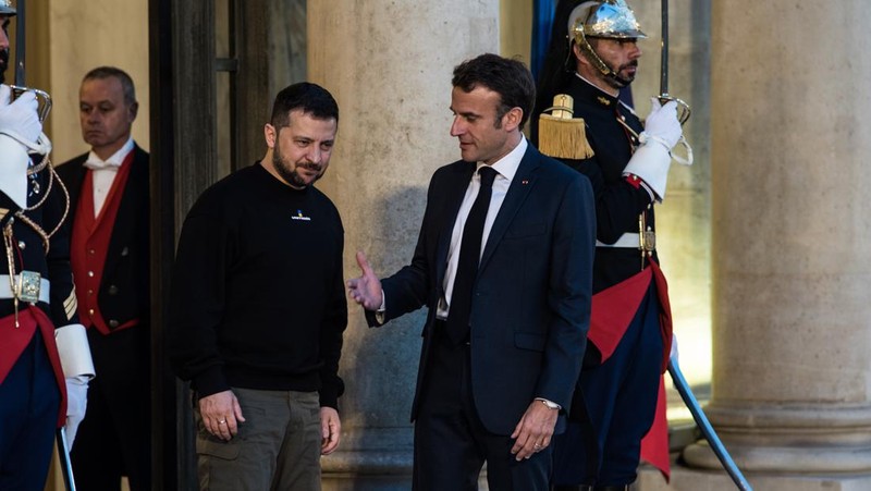 Presiden Emmanuel Macron di Istana Elysee menyambut Presiden Ukraina Volodymyr Zelensky, di Paris, 14 Mei 2023. (Andrea Savorani Neri/NurPhoto via Getty Images)