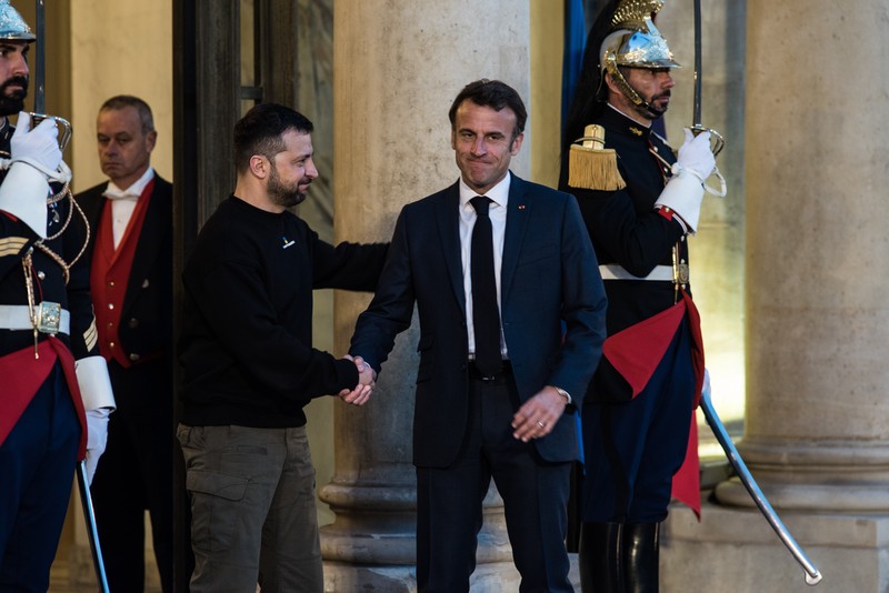 Presiden Emmanuel Macron di Istana Elysee menyambut Presiden Ukraina Volodymyr Zelensky, di Paris, 14 Mei 2023. (Andrea Savorani Neri/NurPhoto via Getty Images)