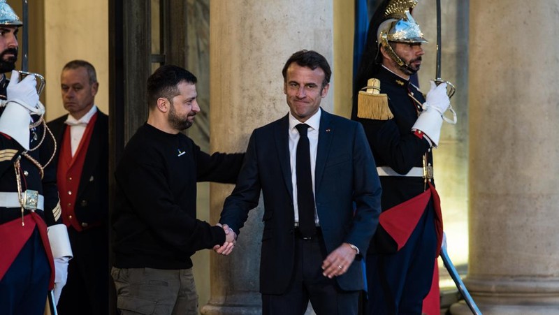 Presiden Emmanuel Macron di Istana Elysee menyambut Presiden Ukraina Volodymyr Zelensky, di Paris, 14 Mei 2023. (Andrea Savorani Neri/NurPhoto via Getty Images)