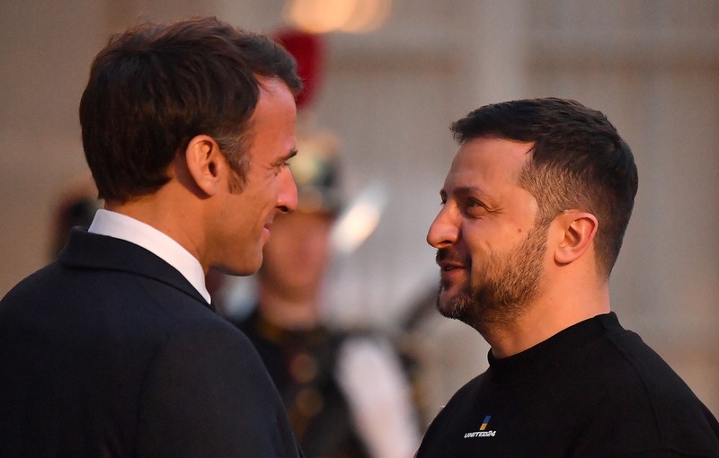 Presiden Emmanuel Macron di Istana Elysee menyambut Presiden Ukraina Volodymyr Zelensky, di Paris, 14 Mei 2023. Presiden Emmanuel Macron di Istana Elysee menyambut Presiden Ukraina Volodymyr Zelensky, di Paris, 14 Mei 2023. (Andrea Savorani Neri/NurPhoto via Getty Images)