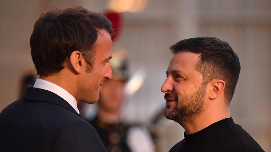 Presiden Emmanuel Macron di Istana Elysee menyambut Presiden Ukraina Volodymyr Zelensky, di Paris, 14 Mei 2023. (Andrea Savorani Neri/NurPhoto via Getty Images)