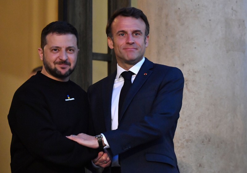 Presiden Emmanuel Macron di Istana Elysee menyambut Presiden Ukraina Volodymyr Zelensky, di Paris, 14 Mei 2023. Presiden Emmanuel Macron di Istana Elysee menyambut Presiden Ukraina Volodymyr Zelensky, di Paris, 14 Mei 2023. (Andrea Savorani Neri/NurPhoto via Getty Images)