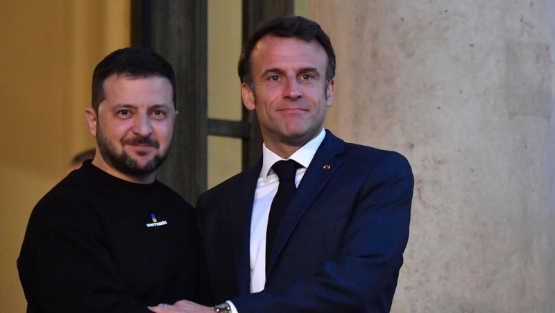 Presiden Emmanuel Macron di Istana Elysee menyambut Presiden Ukraina Volodymyr Zelensky, di Paris, 14 Mei 2023. (Andrea Savorani Neri/NurPhoto via Getty Images)