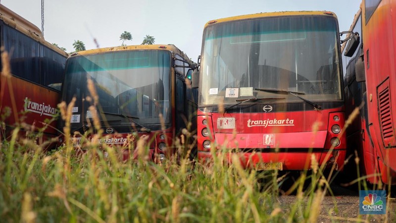 Puluhan bus TransJakarta yang rusak terparkir di Terminal Pulo Gebang, Jakarta Timur, Senin (15/5/2023). (CNBC Indonesia/Faisal Rahman)