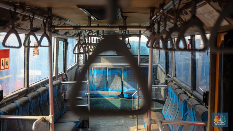 Puluhan bus TransJakarta yang rusak terparkir di Terminal Pulo Gebang, Jakarta Timur, Senin (15/5/2023). (CNBC Indonesia/Faisal Rahman)