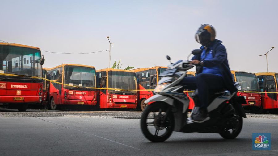 Puluhan bus TransJakarta yang rusak terparkir di Terminal Pulo Gebang, Jakarta Timur, Senin (15/5/2023). (CNBC Indonesia/Faisal Rahman)