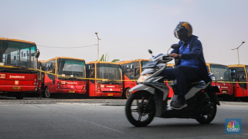 Puluhan bus TransJakarta yang rusak terparkir di Terminal Pulo Gebang, Jakarta Timur, Senin (15/5/2023). (CNBC Indonesia/Faisal Rahman)