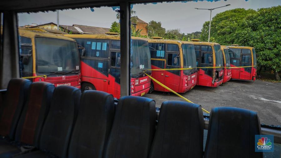 Puluhan bus TransJakarta yang rusak terparkir di Terminal Pulo Gebang, Jakarta Timur, Senin (15/5/2023). (CNBC Indonesia/Faisal Rahman)