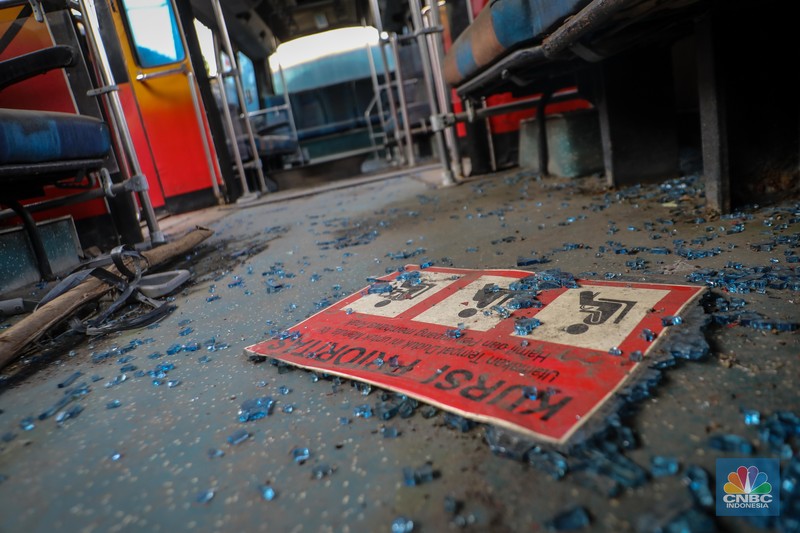 Puluhan bus TransJakarta yang rusak terparkir di Terminal Pulo Gebang, Jakarta Timur, Senin (15/5/2023). (CNBC Indonesia/Faisal Rahman)