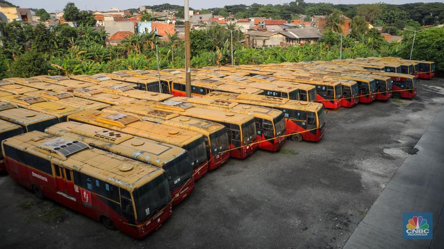 Puluhan bus TransJakarta yang rusak terparkir di Terminal Pulo Gebang, Jakarta Timur, Senin (15/5/2023). (CNBC Indonesia/Faisal Rahman)