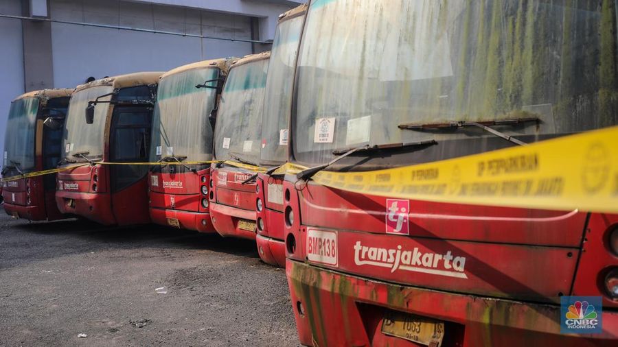 Puluhan bus TransJakarta yang rusak terparkir di Terminal Pulo Gebang, Jakarta Timur, Senin (15/5/2023). (CNBC Indonesia/Faisal Rahman)