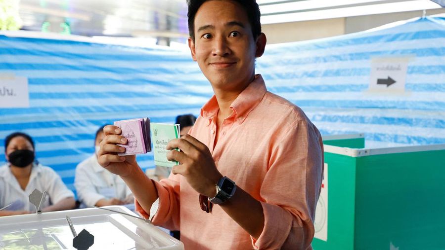 A voter casts a ballot to vote in the general election at a polling station in Bangkok, Thailand, May 14, 2023. REUTERS/Athit Perawongmetha