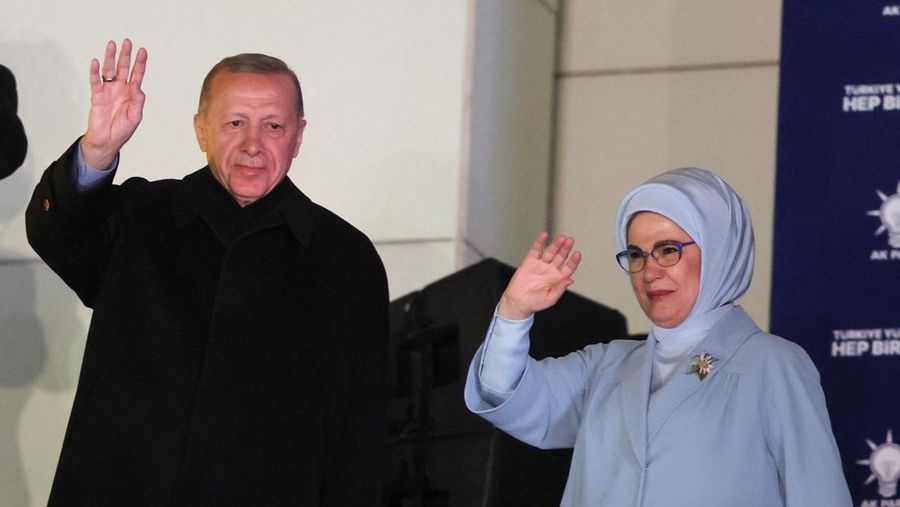 Turkish President Tayyip Erdogan, accompanied by his wife Ermine Erdogan, greets supporters at the AK Party headquarters in Ankara, Turkey May 15, 2023. REUTERS/Umit Bektas