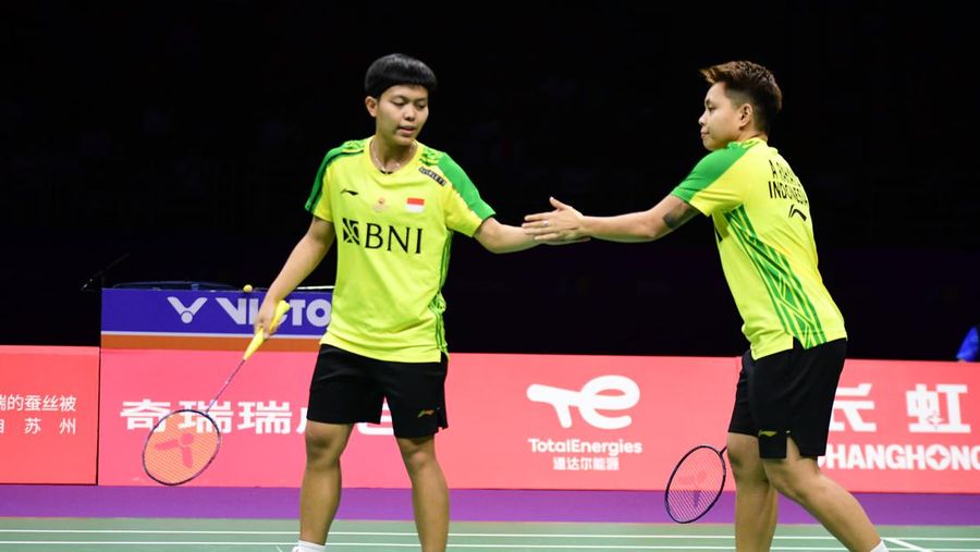 Apriyani Rahayu dan Siti Fadia Silva Ramadhanti dari Indonesia bertanding dalam TotalEnergies BWF SUDIRMAN CUP Finals 2023 antara Jerman dan Indonesia di Suzhou, Provinsi Jiangsu, Tiongkok pada 16 Mei 2023. (CFOTO/Future Publishing via Getty Images)