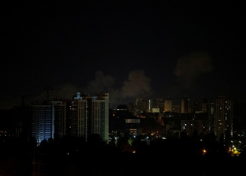 Ledakan rudal terlihat di kota selama serangan rudal Rusia, di tengah serangan Rusia di Ukraina, di Kyiv, Ukraina 16 Mei 2023. Ledakan rudal terlihat di kota selama serangan rudal Rusia, di tengah serangan Rusia di Ukraina, di Kyiv, Ukraina 16 Mei 2023. (REUTERS/Gleb Garanich)