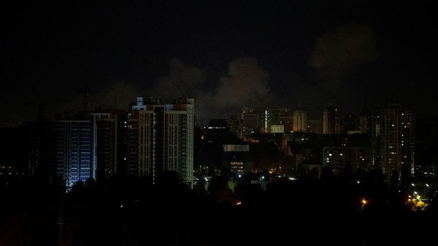 Ledakan rudal terlihat di kota selama serangan rudal Rusia, di tengah serangan Rusia di Ukraina, di Kyiv, Ukraina 16 Mei 2023. (REUTERS/Gleb Garanich)