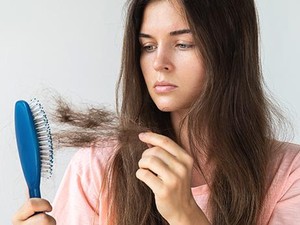 7 Penyebab Rambut Rontok pada Wanita di Usia Muda