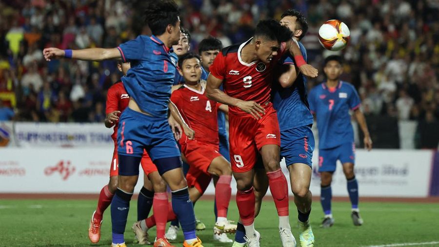 Southeast Asian Games - Football - Indonesia v Thailand - Final - Olympic National Stadium, Phnom Penh, Cambodia - May 16, 2023 Indonesia players line up before the match REUTERS/Cindy Liu