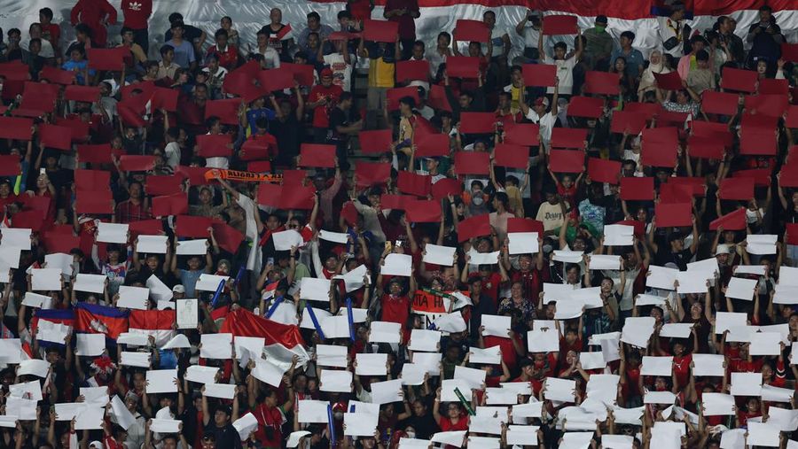Southeast Asian Games - Football - Indonesia v Thailand - Final - Olympic National Stadium, Phnom Penh, Cambodia - May 16, 2023 Indonesia players line up before the match REUTERS/Cindy Liu